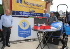 De gezamenlijke New Holland Dealers samen: Hoogendoorn, Uittenbogerd Heukelom en Van der Kolk met Jan de Jong, John Agterberg en Harm Pluim